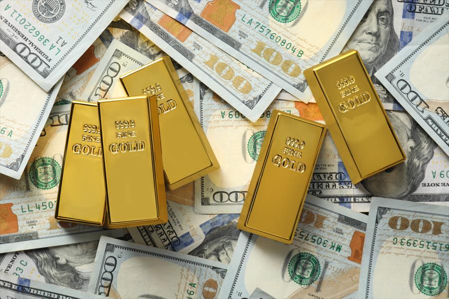 should-i-invest-in-gold-or-hold-cash