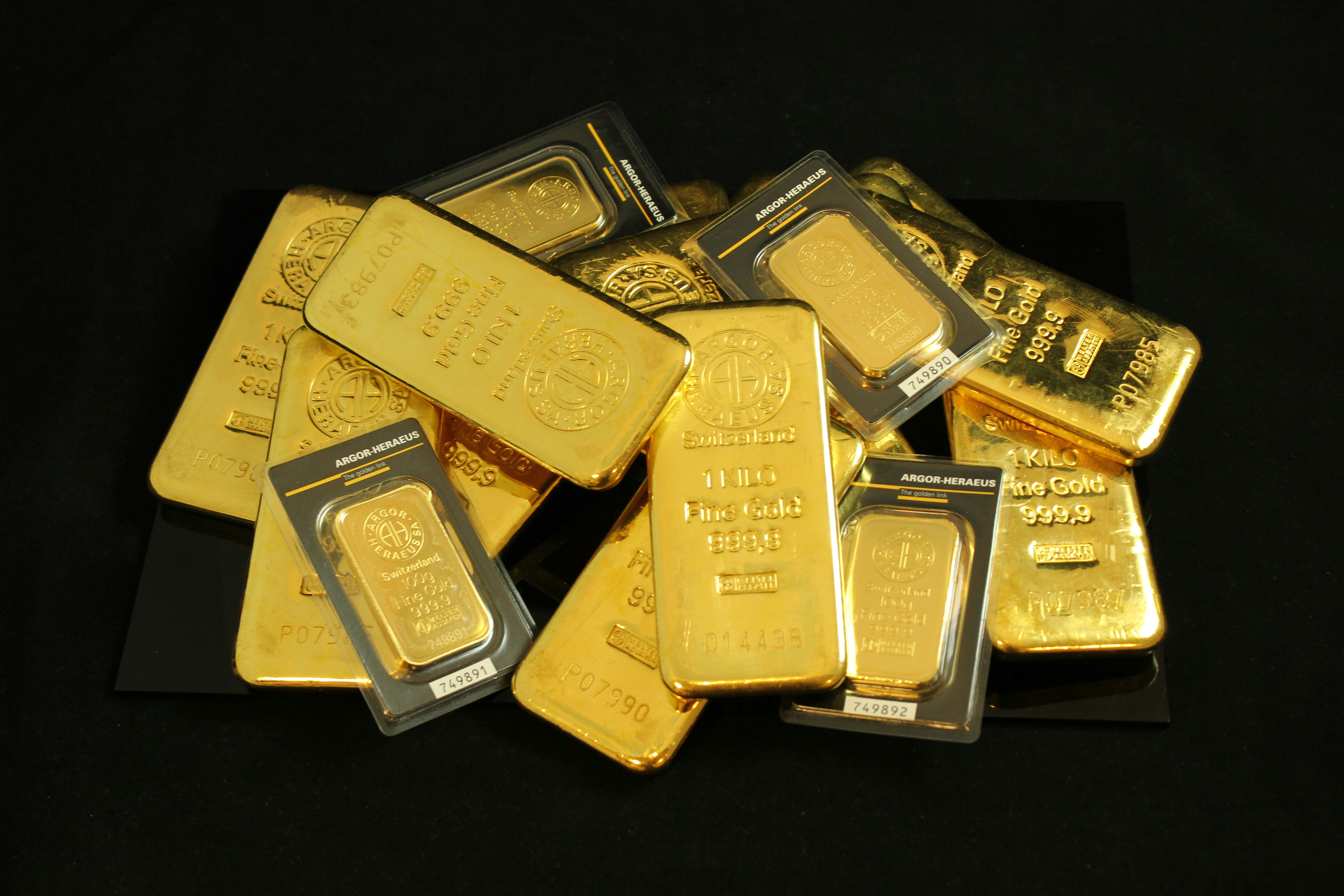 A loose pile of gold bullion in a variety of sizes.